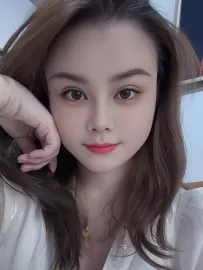 编号20654  39岁，86年出生，女，离异，有一个7岁女孩随我，身高156cm，高中学历，老家湖南省益阳市，目前在广东省深圳市工作，美业行业，月收入1万元，择偶要求：41-60岁，身高160cm以上，学历不限，做生意或者开公司的，年收入20万以上。